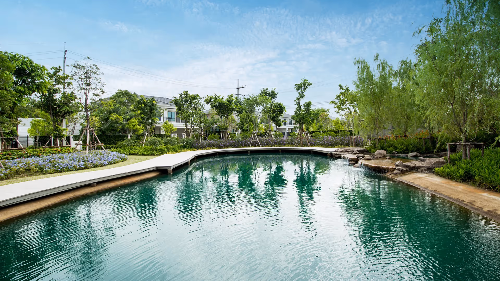 O2 PARK สวนส่วนกลาง 2 ไร่ ที่มาพร้อมธารน้ำตกเลียนแบบธรรมชาติ สูง 3 ชั้น ยาวกว่า 60 เมตร น้ำตก 2 สาย ไหลมาบรรจบในบ่อน้ำขนาดใหญ่ภายในสวน เกิดเป็นบรรยากาศที่แสนร่มรื่น เย็นสบาย บ้านเดี่ยว ปริญญ์ เพชรเกษม 69