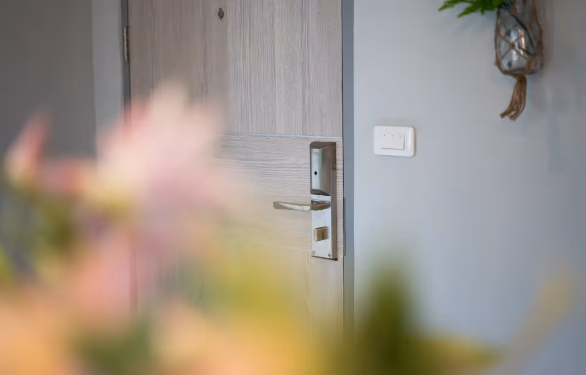DIGITAL DOOR LOCK ประตูระบบดิจิตอล ใช้งานได้ 3 ระบบ กุญแจ คีย์การ์ด และพาสเวิร์ด คอนโด ศาลายา