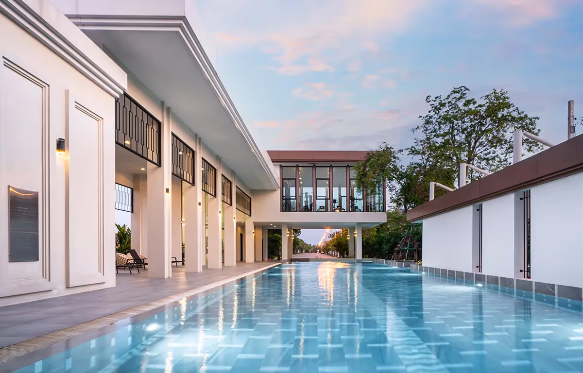 CLUBHOUSE สโมสร สไตล์ Modern Classic พร้อมสระว่ายน้ำระบบเกลือขนาด Half Olympic บ้านเดี่ยว ปริญญ์ เพชรเกษม 69