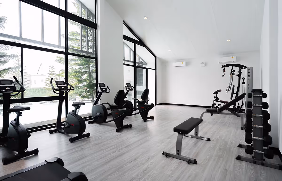 FITNESS ห้องออกกำลังกายพร้อมอุปกรณ์ครบครัน
