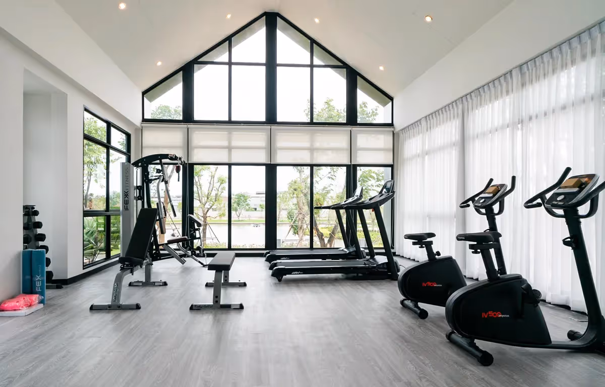 FITNESS ห้องออกกำลังกายพร้อมอุปกรณ์ครบครัน ออกกำลังกายไปเทควิวธรรมชาติไป