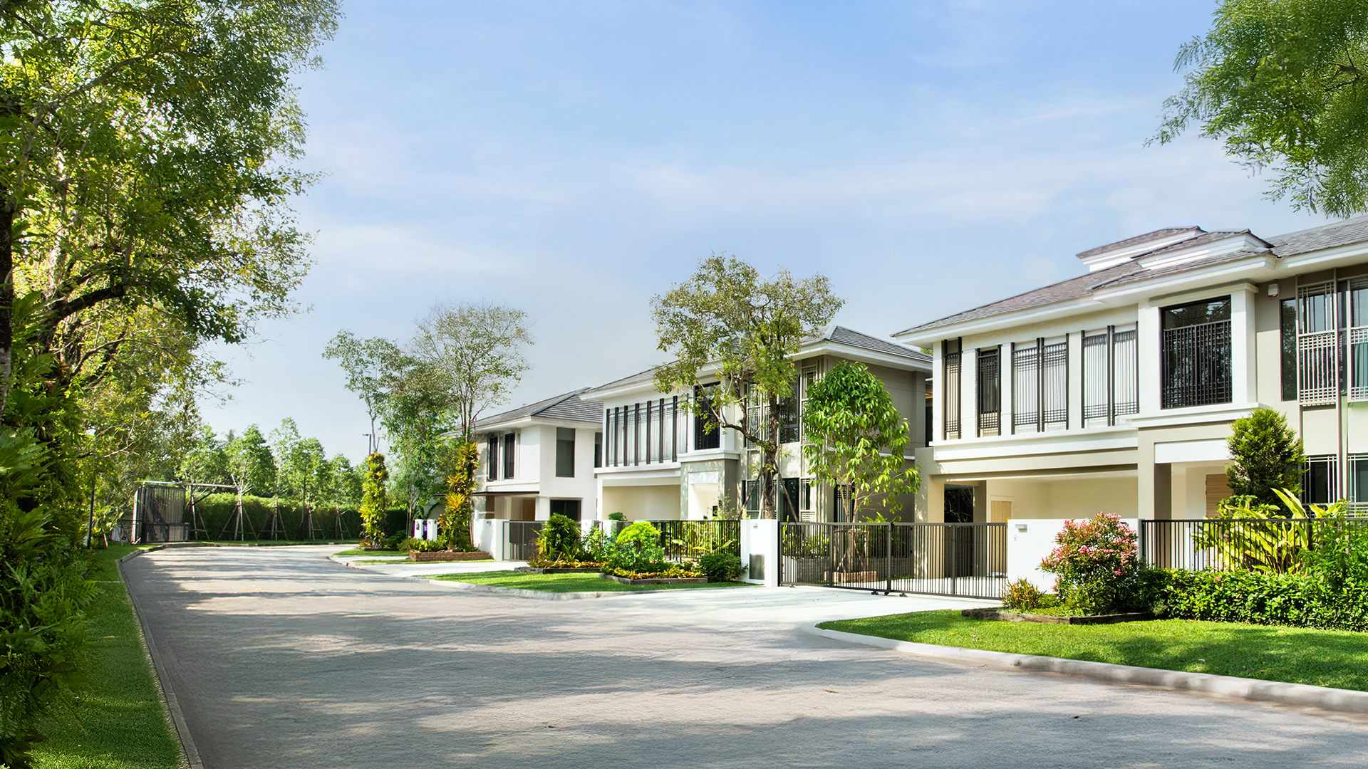 CLUBHOUSE เพียบพร้อมด้วยฟิตเนส และสระว่ายน้ำระบบเกลือ โครงการบ้านเดี่ยว ปริญญ์ สาทร - ราชพฤกษ์