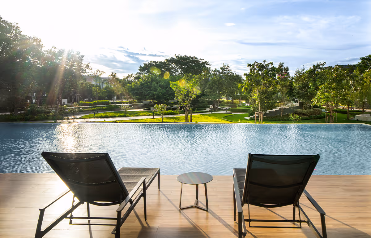 SWIMMING POOL สระว่ายน้ำระบบเกลือขนาด Half Olympic แยกสระเด็ก สระผู้ใหญ่ โอบล้อมด้วยสระดีไซน์รูปใบบัวขนาดใหญ่