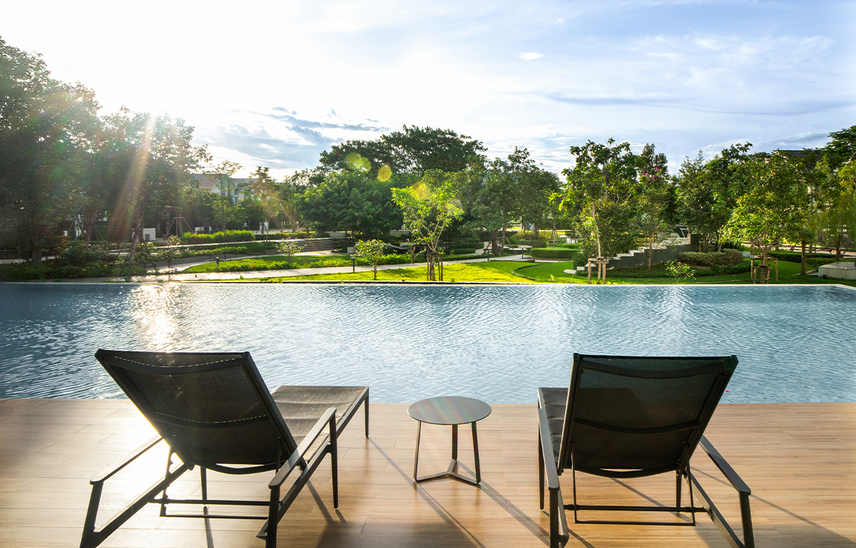 SWIMMING POOL สระว่ายน้ำระบบเกลือขนาด Half Olympic แยกสระเด็ก สระผู้ใหญ่ โอบล้อมด้วยสระดีไซน์รูปใบบัวขนาดใหญ่