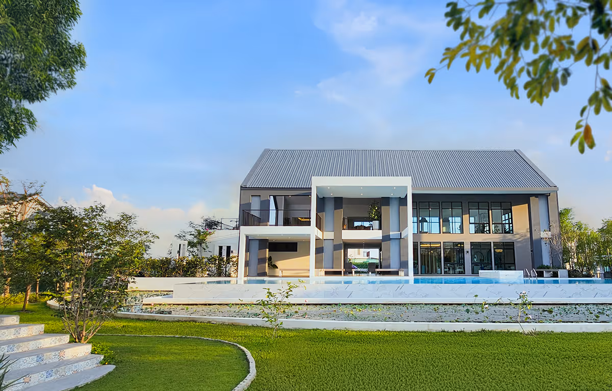 O2 CLUB Clubhouse ดีไซน์ Modern Barn พร้อมสระว่ายน้ำระบบเกลือขนาดใหญ่ บ้านเดี่ยว อิคอนเนเจอร์ ราชพฤกษ์ 345