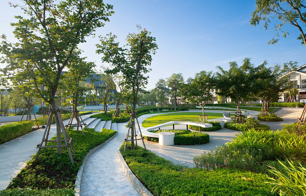 O₂ PARK เป็นสวน Universal Design ที่ตอบโจทย์ผู้อยู่อาศัยทุกกลุ่ม ทุก Generation มีการออกแบบ Facility ที่หลากหลาย พร้อมสนามเด็กเล่น และอุปกรณ์ออกกำลังกาย Outdoor