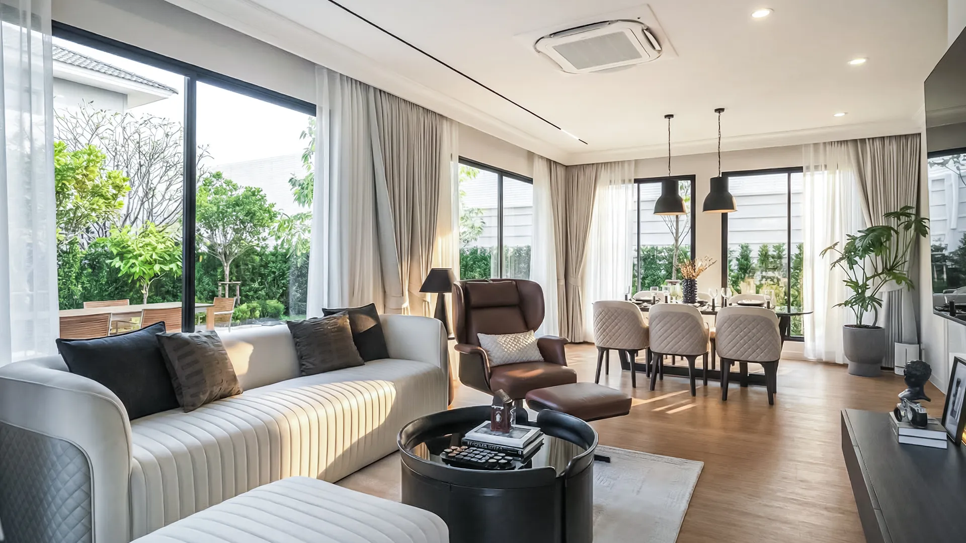 โต๊ะรับประทานอาหรภายในตัวบ้านชั้น 1 บ้านเดี่ยว ปริญญ์ เพชรเกษม 69