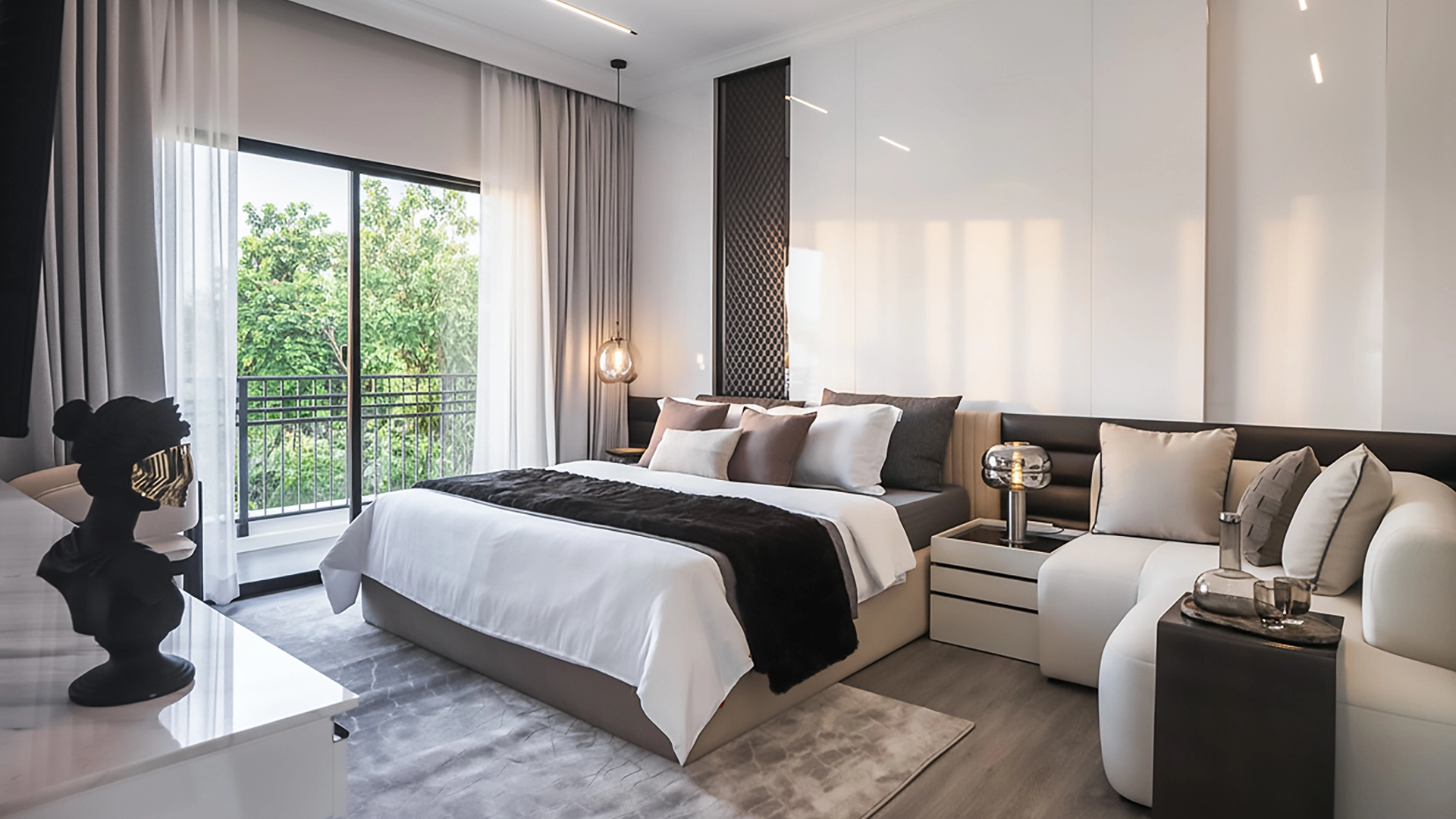 ห้องนอน ตกแต่งด้วยโทนสีน้ำตาลและสีชมพู บ้านเดี่ยว ปริญญ์ เพชรเกษม 69