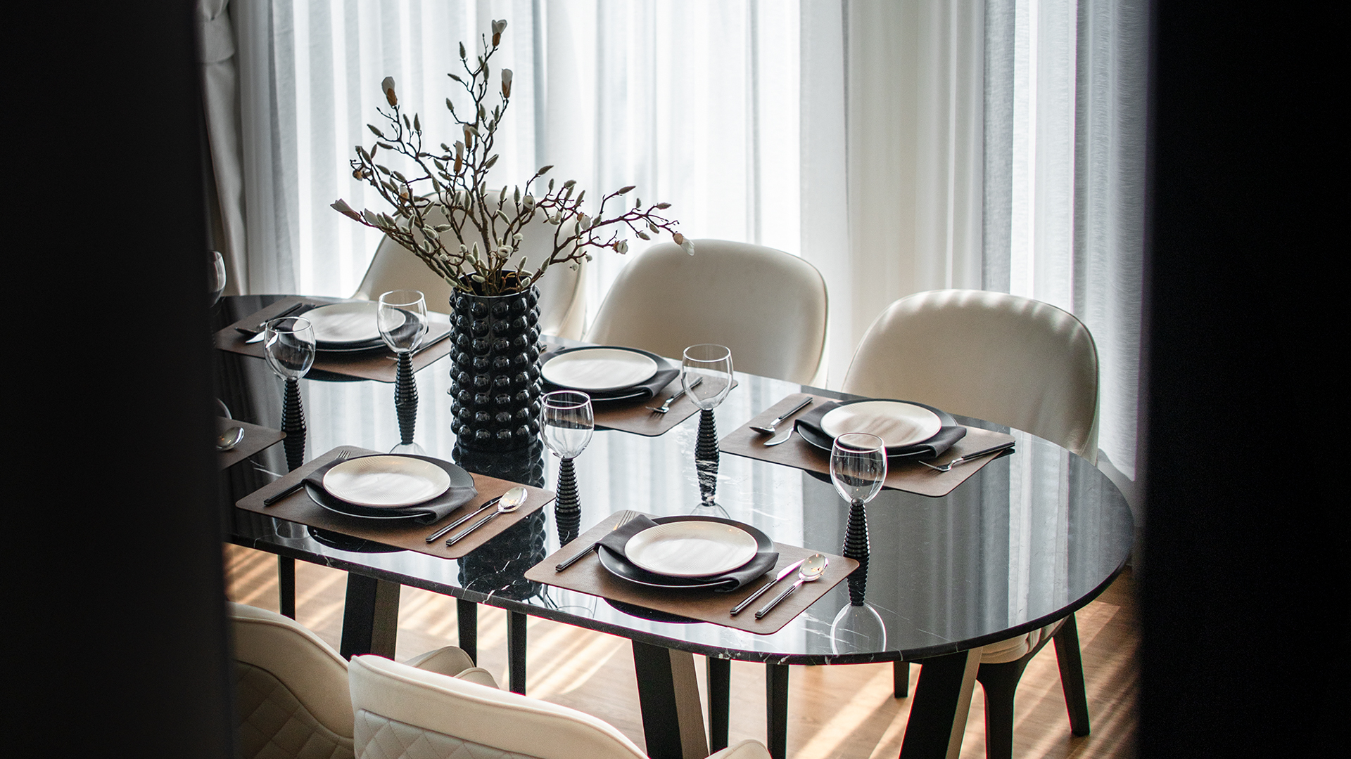 ห้องนอนมาสเตอร์ ติดระเบียงขนาดใหญ่ ตกแต่งด้วยโทนขาวครีม บ้านเดี่ยว ปริญญ์ เพชรเกษม 69