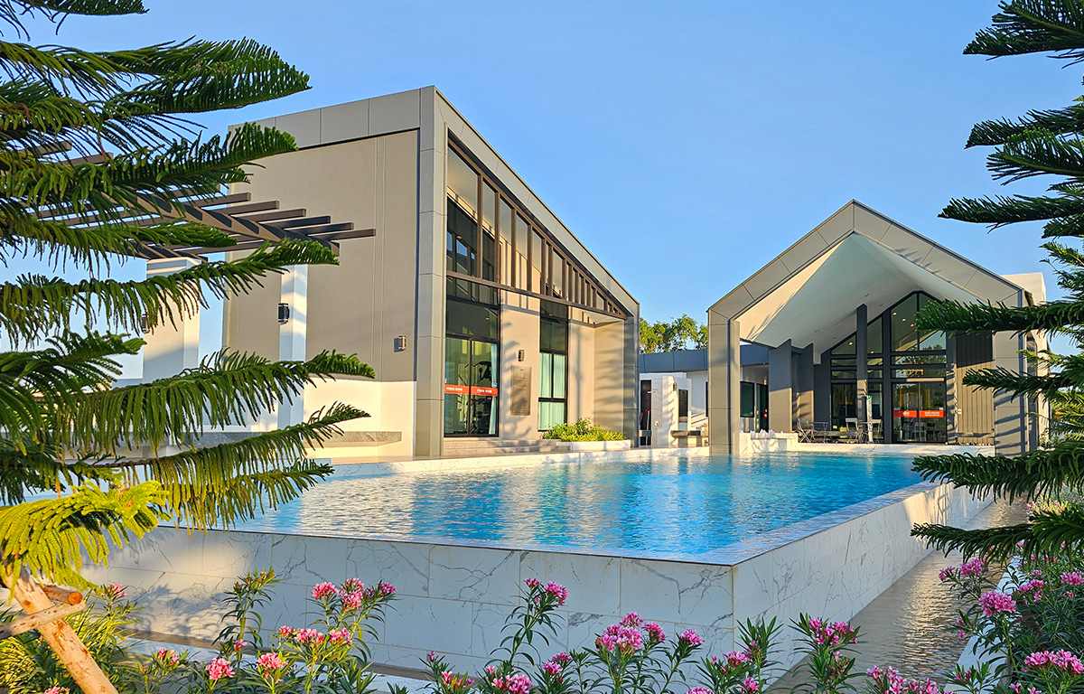 สระว่ายน้ำระบบเกลือ ขนาดใหญ่พิเศษ พร้อมสระเด็กแยกเป็นสัดส่วน โอบล้อมด้วยวิวธรรมชาติ ร่มรื่น สบายตา