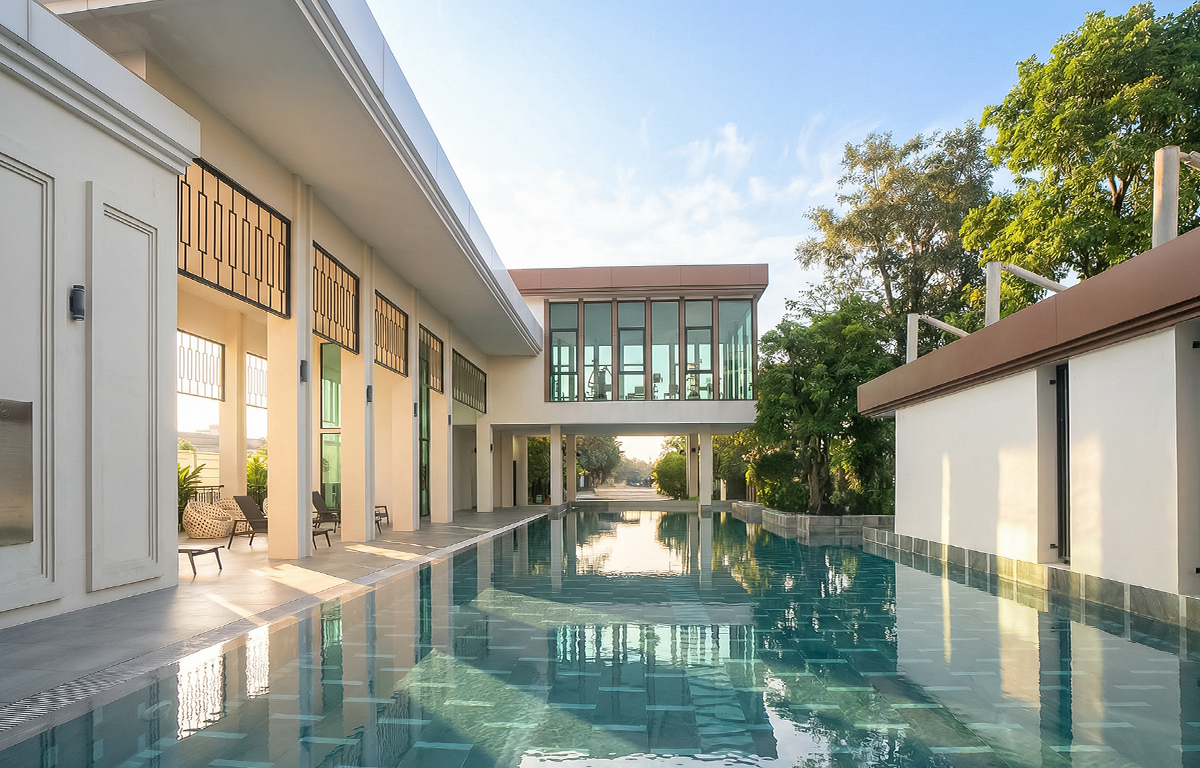 CLUBHOUSE สโมสร สไตล์ Modern Classic พร้อมสระว่ายน้ำระบบเกลือขนาด Half Olympic บ้านเดี่ยว ปริญญ์ เพชรเกษม 69