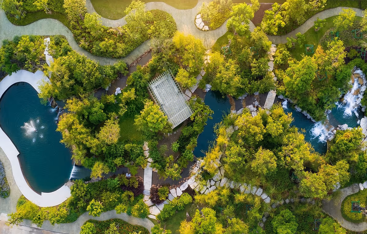 O2 PARK สวนส่วนกลาง 2 ไร่ ที่มาพร้อมธารน้ำตกเลียนแบบธรรมชาติ สูง 3 ชั้น ยาวกว่า 60 เมตร น้ำตก 2 สาย ไหลมาบรรจบในบ่อน้ำขนาดใหญ่ภายในสวน เกิดเป็นบรรยากาศที่แสนร่มรื่น เย็นสบาย บ้านเดี่ยว ปริญญ์ เพชรเกษม 69