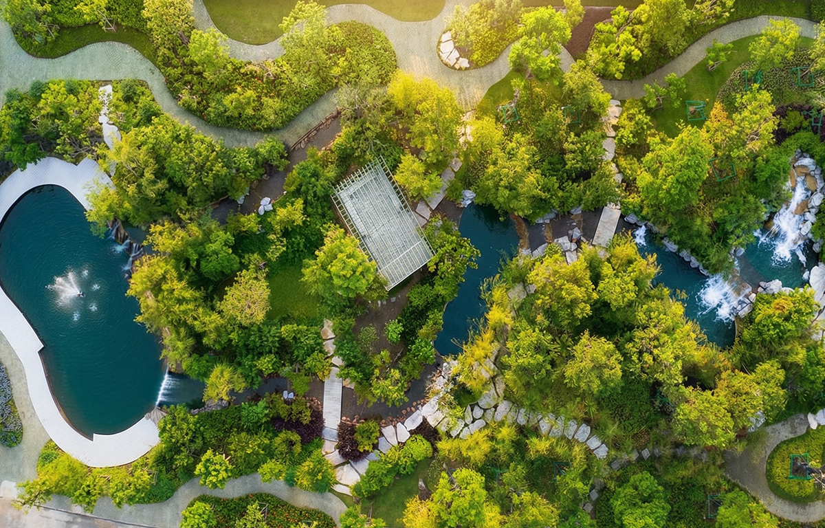 O2 PARK สวนส่วนกลาง 2 ไร่ ที่มาพร้อมธารน้ำตกเลียนแบบธรรมชาติ สูง 3 ชั้น ยาวกว่า 60 เมตร น้ำตก 2 สาย ไหลมาบรรจบในบ่อน้ำขนาดใหญ่ภายในสวน เกิดเป็นบรรยากาศที่แสนร่มรื่น เย็นสบาย บ้านเดี่ยว ปริญญ์ เพชรเกษม 69