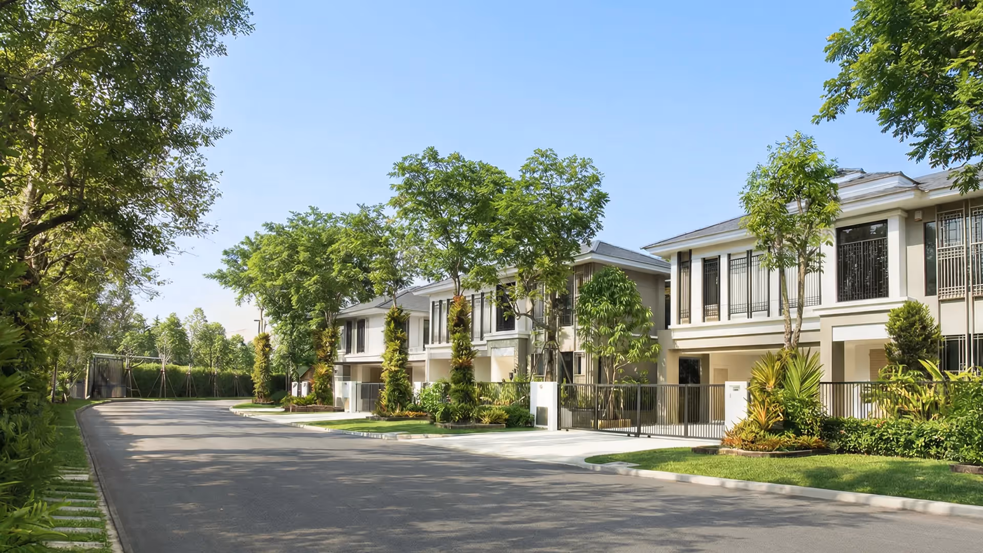 BEST LOCATION IN PARIN SATHORN - RATCHAPRUEK! Detached house on Rd. Ratchaphruek near Sathorn near BTS & MRT