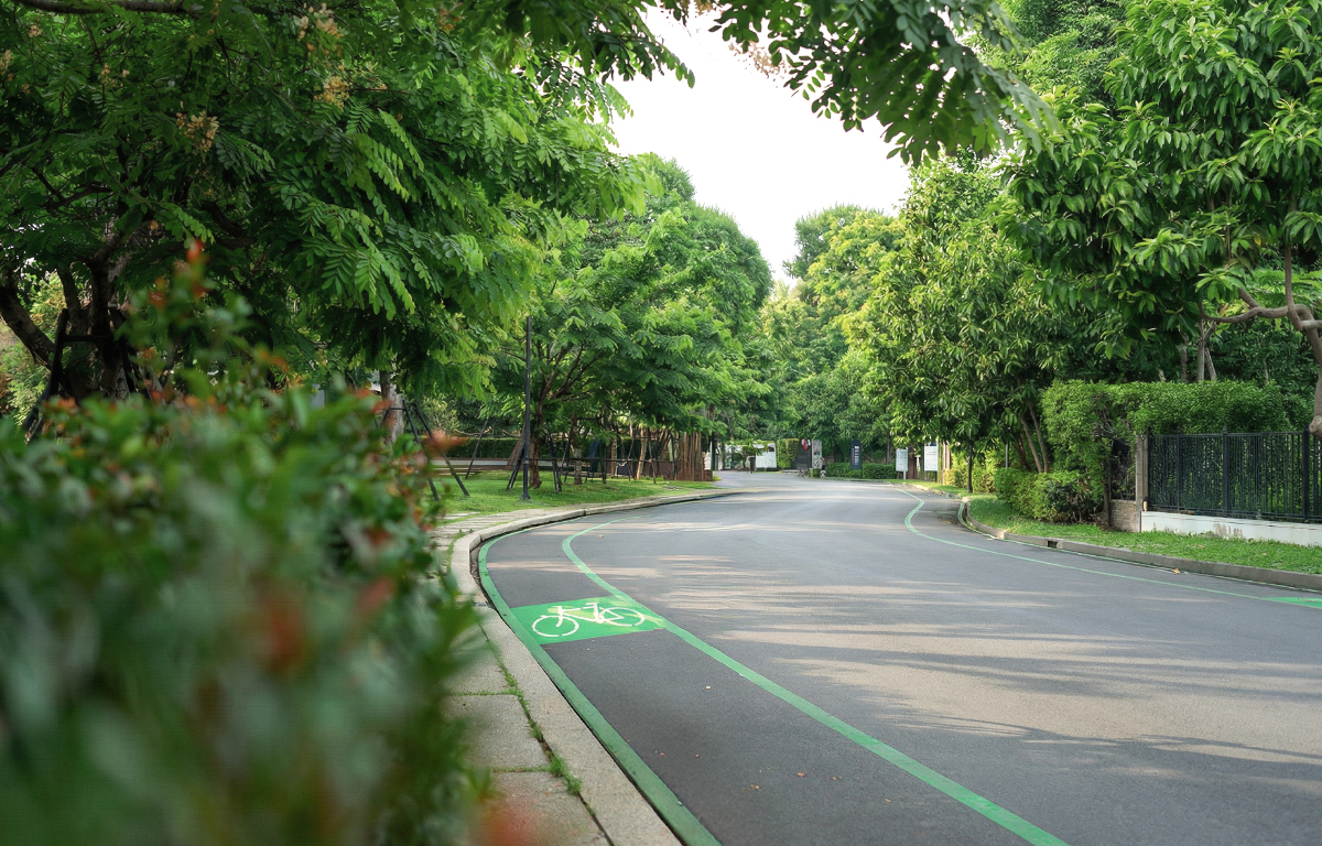 BIKE LANE เลนเฉพาะสำหรับขี่จักรยาน ท่ามกลางพื้นที่สีเขียว โครงการบ้านเดี่ยว ปริญญ์ สาทร - ราชพฤกษ์