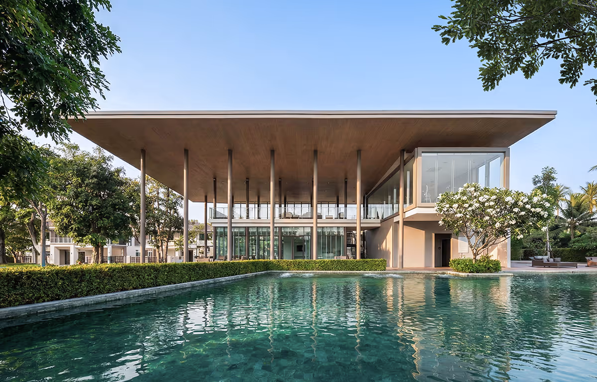 CLUBHOUSE แรงบันดาลใจจากบ้านต้นไม้ กลายมาเป็นสถาปัตยกรรมดีไซน์โปร่งโล่ง เพียบพร้อมด้วยฟิตเนส และสระว่ายน้ำระบบเกลือ โครงการบ้านเดี่ยว ปริญญ์ สาทร - ราชพฤกษ์