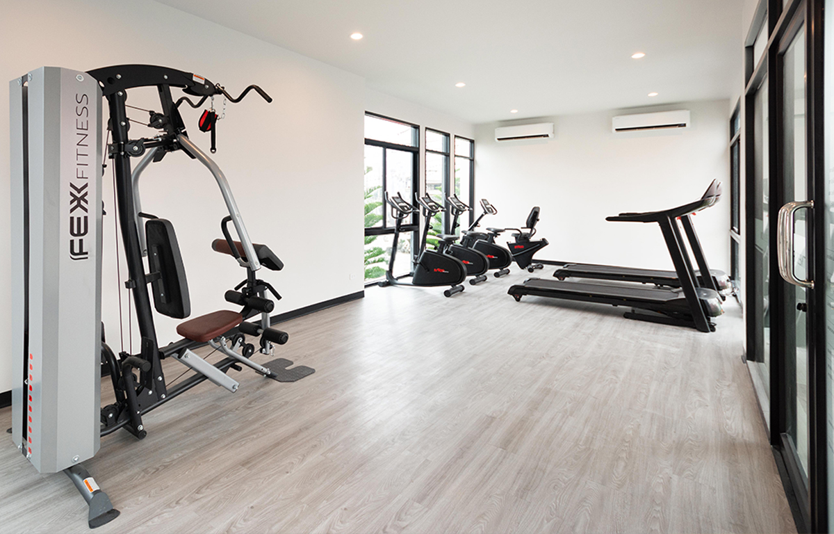FITNESS ห้องออกกำลังกายอุปกรณ์ครบครัน