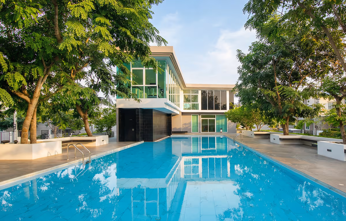 CLUBHOUSE สระว่ายน้ำระบบเกลือ แยกสระเด็ก สระผู้ใหญ่ พร้อมวิวธรรมชาติ ทาวน์โฮม สาย 5