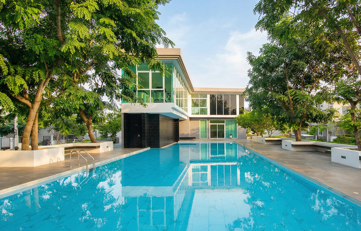 CLUBHOUSE สระว่ายน้ำระบบเกลือ แยกสระเด็ก สระผู้ใหญ่ พร้อมวิวธรรมชาติ ทาวน์โฮม สาย 5