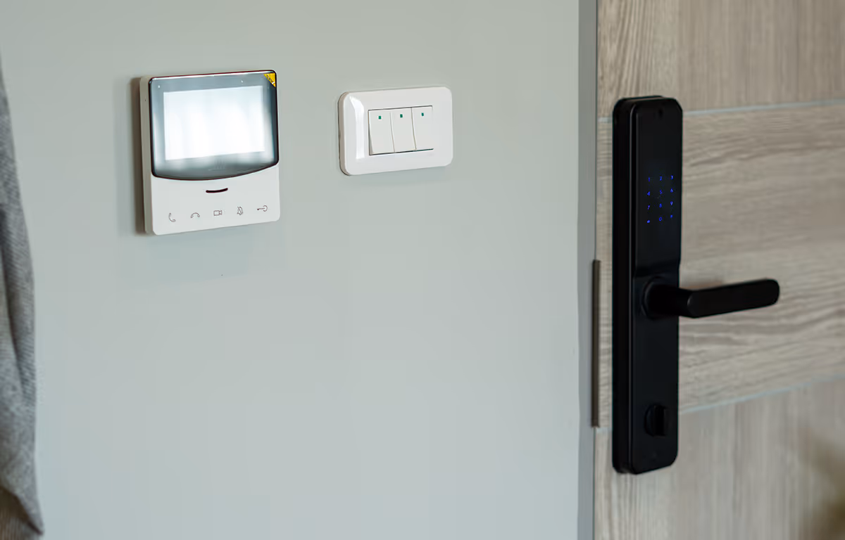 DIGITAL DOOR LOCK ประตูระบบดิจิตอล ใช้งานได้ 3 ระบบ กุญแจ คีย์การ์ด และพาสเวิร์ด คอนโด ศาลายา