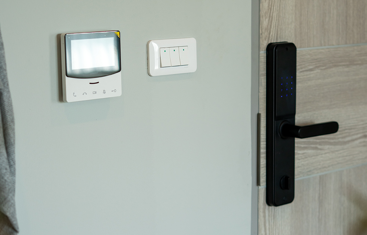 DIGITAL DOOR LOCK ประตูระบบดิจิตอล ใช้งานได้ 3 ระบบ กุญแจ คีย์การ์ด และพาสเวิร์ด คอนโด ศาลายา