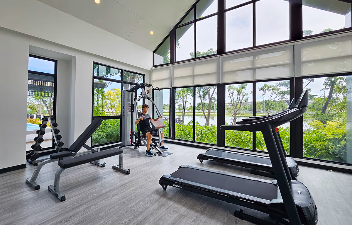 FITNESS ห้องออกกำลังกายพร้อมอุปกรณ์ครบครัน ออกกำลังกายไปเทควิวธรรมชาติไป