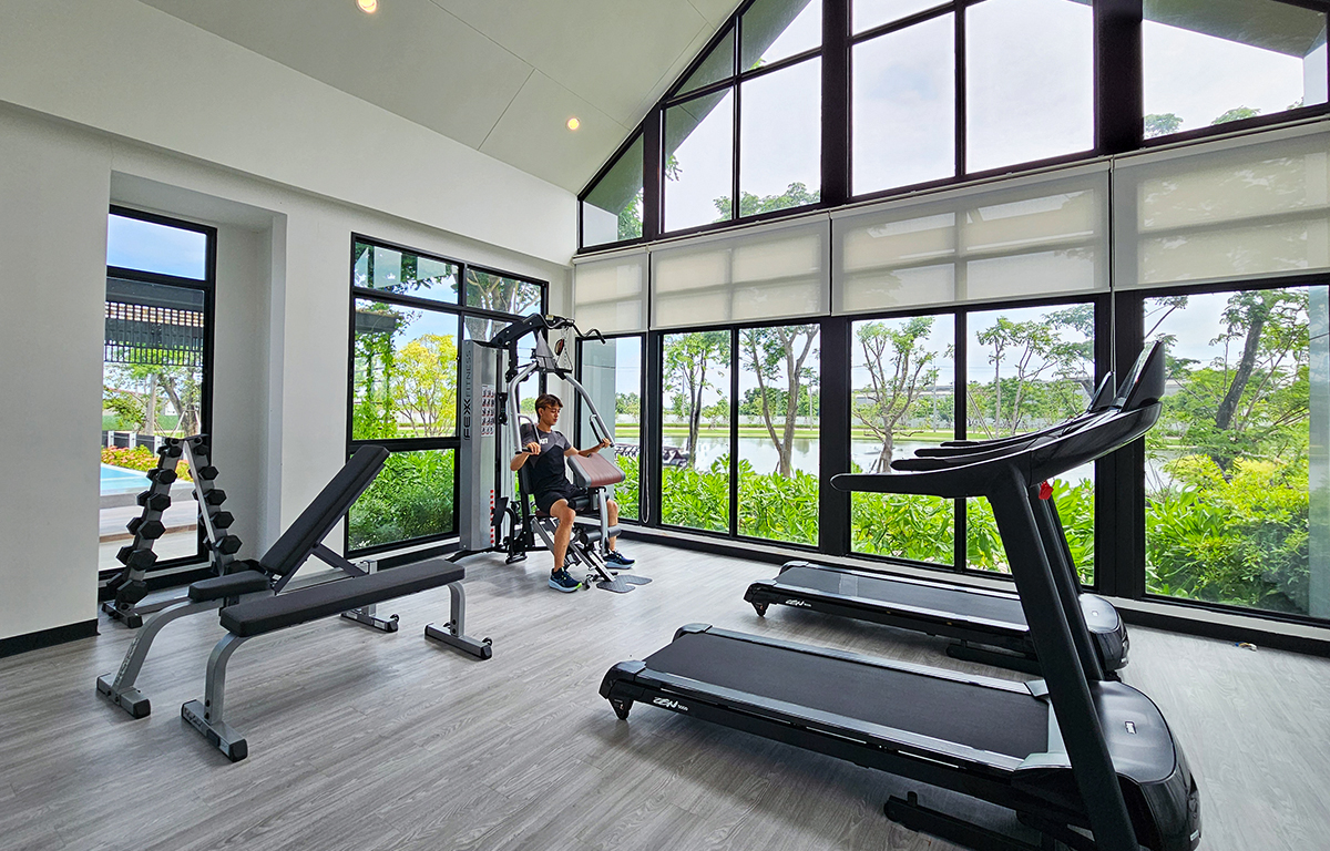 FITNESS ห้องออกกำลังกายพร้อมอุปกรณ์ครบครัน ออกกำลังกายไปเทควิวธรรมชาติไป