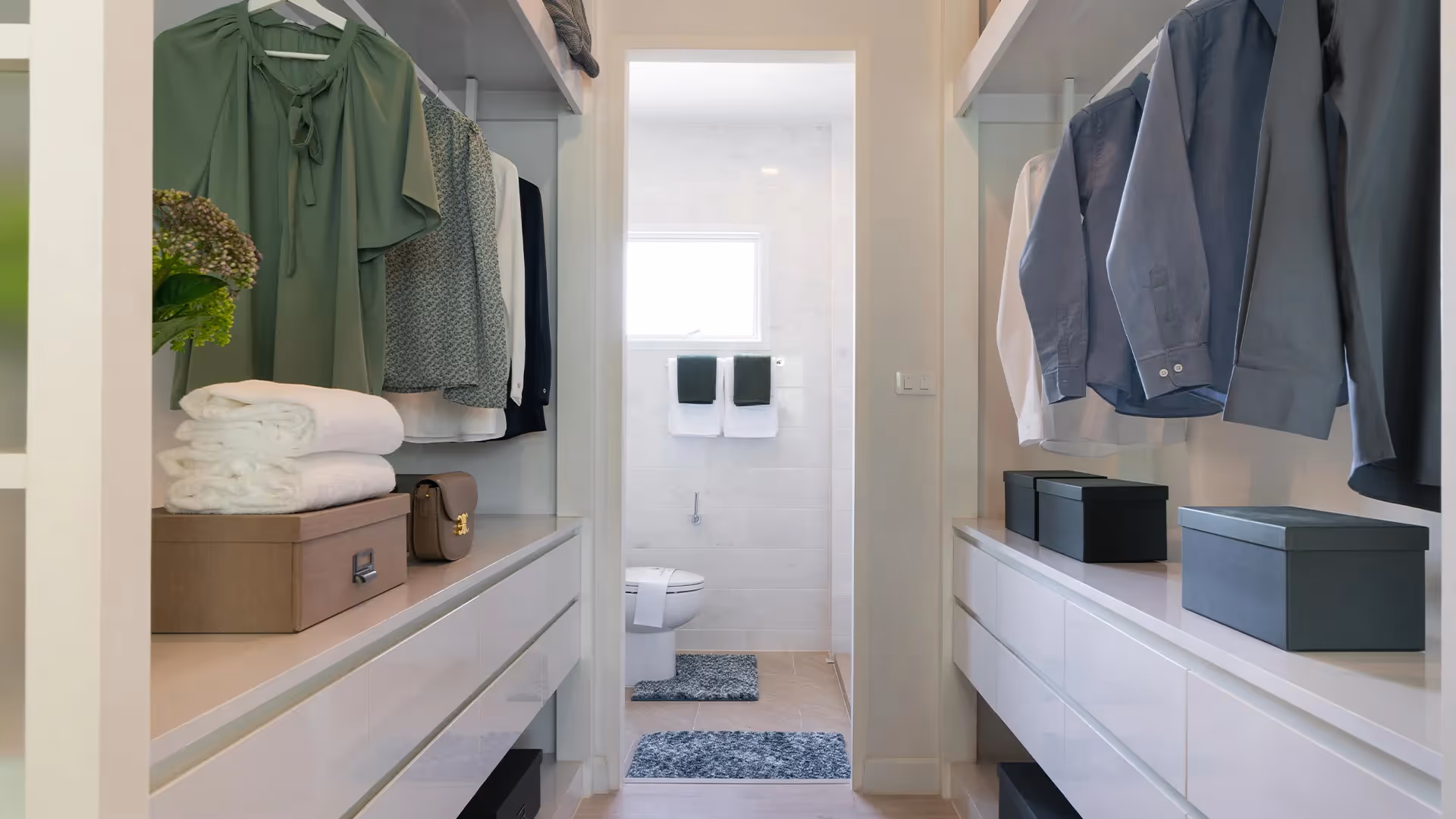 ห้องนอนติดระเบียงหน้าบ้าน ทาวน์โฮม ฟอร์เร่ ปิ่นเกล้า - พุทธมณฑล สาย 5