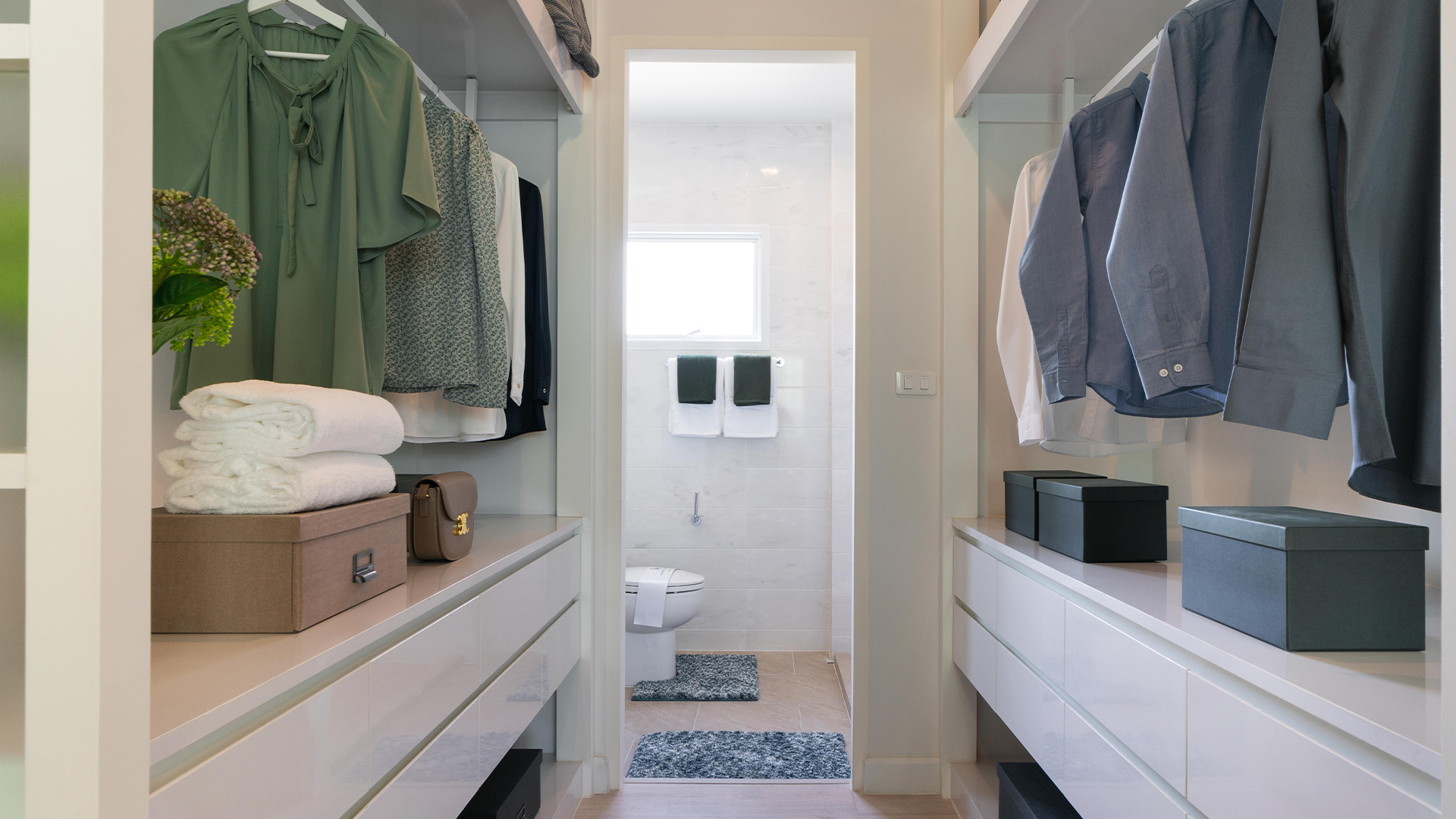 ห้องนอนติดระเบียงหน้าบ้าน ทาวน์โฮม ฟอร์เร่ ปิ่นเกล้า - พุทธมณฑล สาย 5