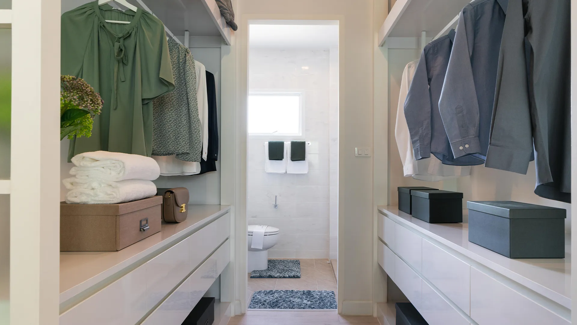 ห้องนอนติดระเบียงหน้าบ้าน ทาวน์โฮม ฟอร์เร่ ปิ่นเกล้า - พุทธมณฑล สาย 5