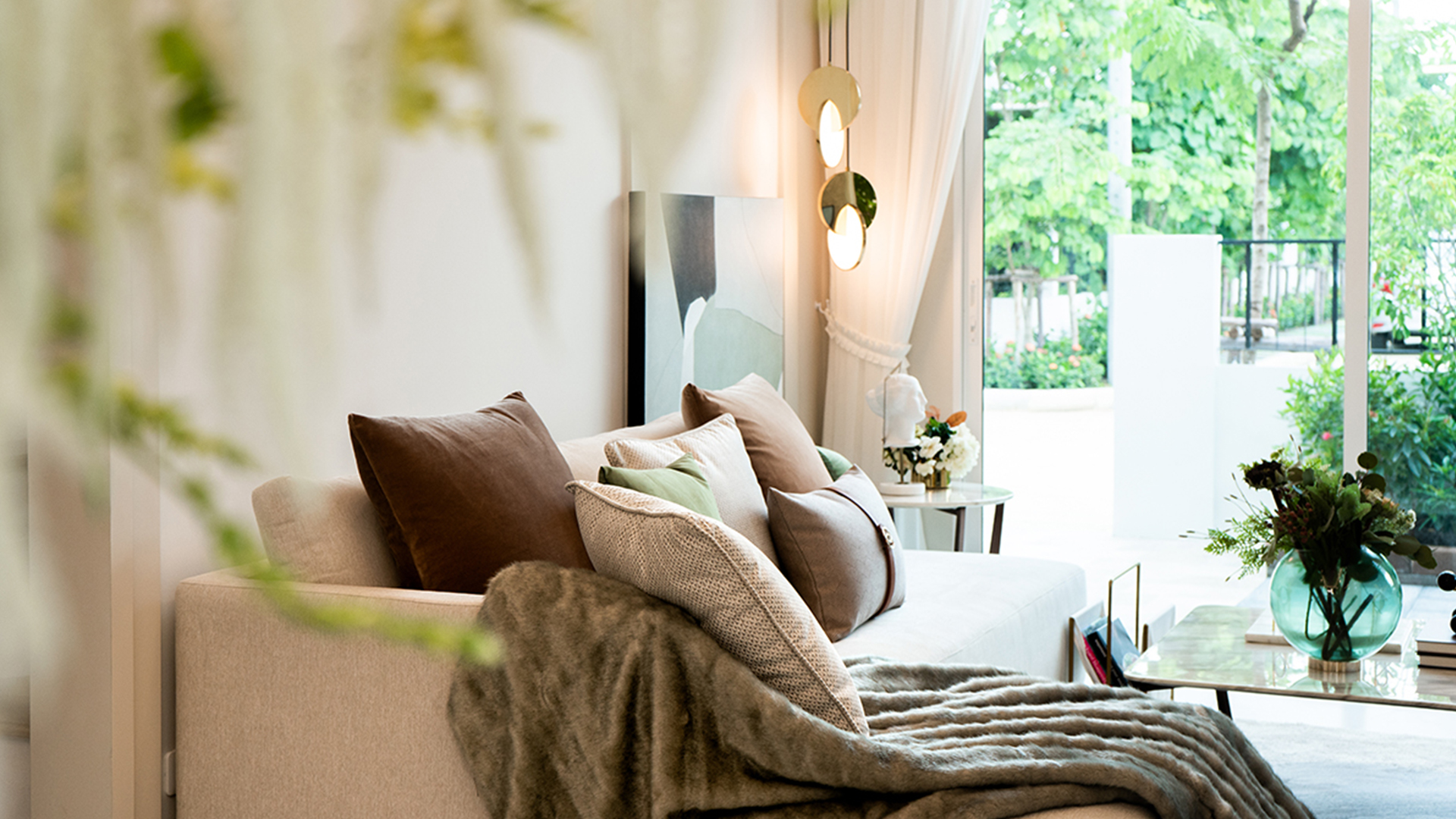 ห้องรับแขกตกแต่งด้วยโทนสีส้ม ในโครงการทาวน์โฮม ซิตี้เซนส์ ดอนเมือง - สรงประภา