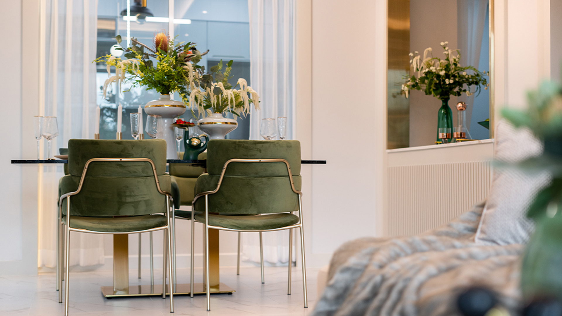 ตัวบ้านชั้น 1 ตกแต่งด้วยสไตล์โมเดิร์นลัคชูรี่โทนสีเขียว โครงการทาวน์โฮม ซิตี้เซนส์ ดอนเมือง - สรงประภา