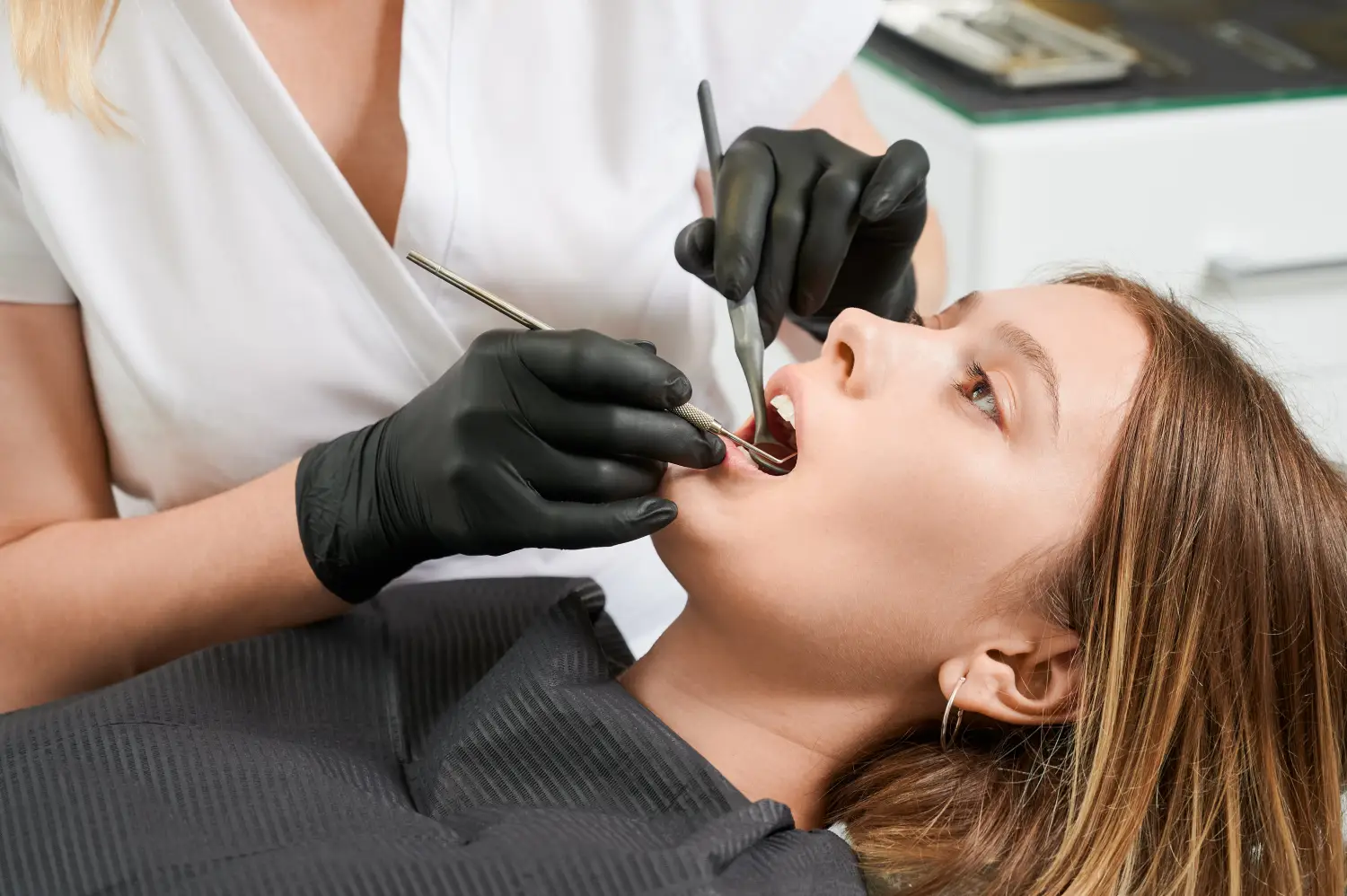 how much does a wisdom tooth extraction cost uk
