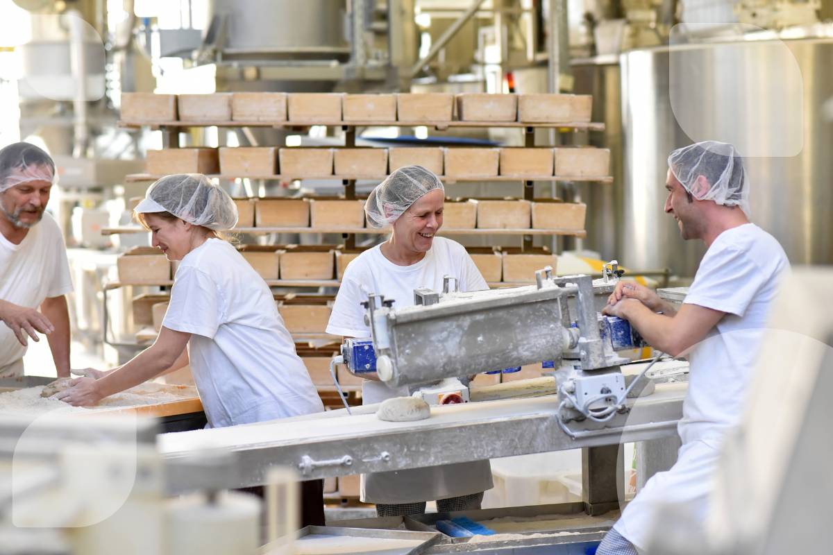 Menschen arbeiten in einer Fabrik in der Fertigung.