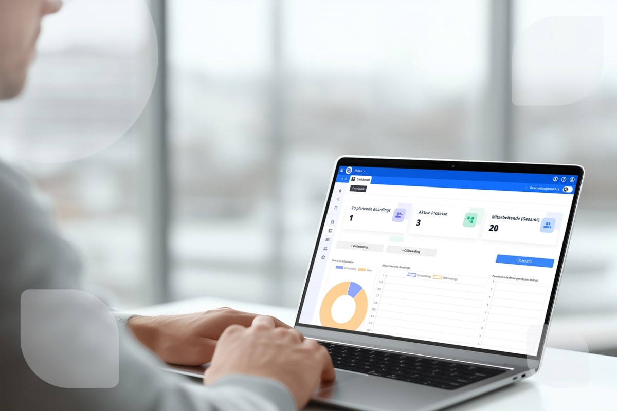 Zwei Hände halten ein Tablet, auf dem ein Screenshot von unserer Ninox-Projektplanung-Vorlage zu sehen ist.
