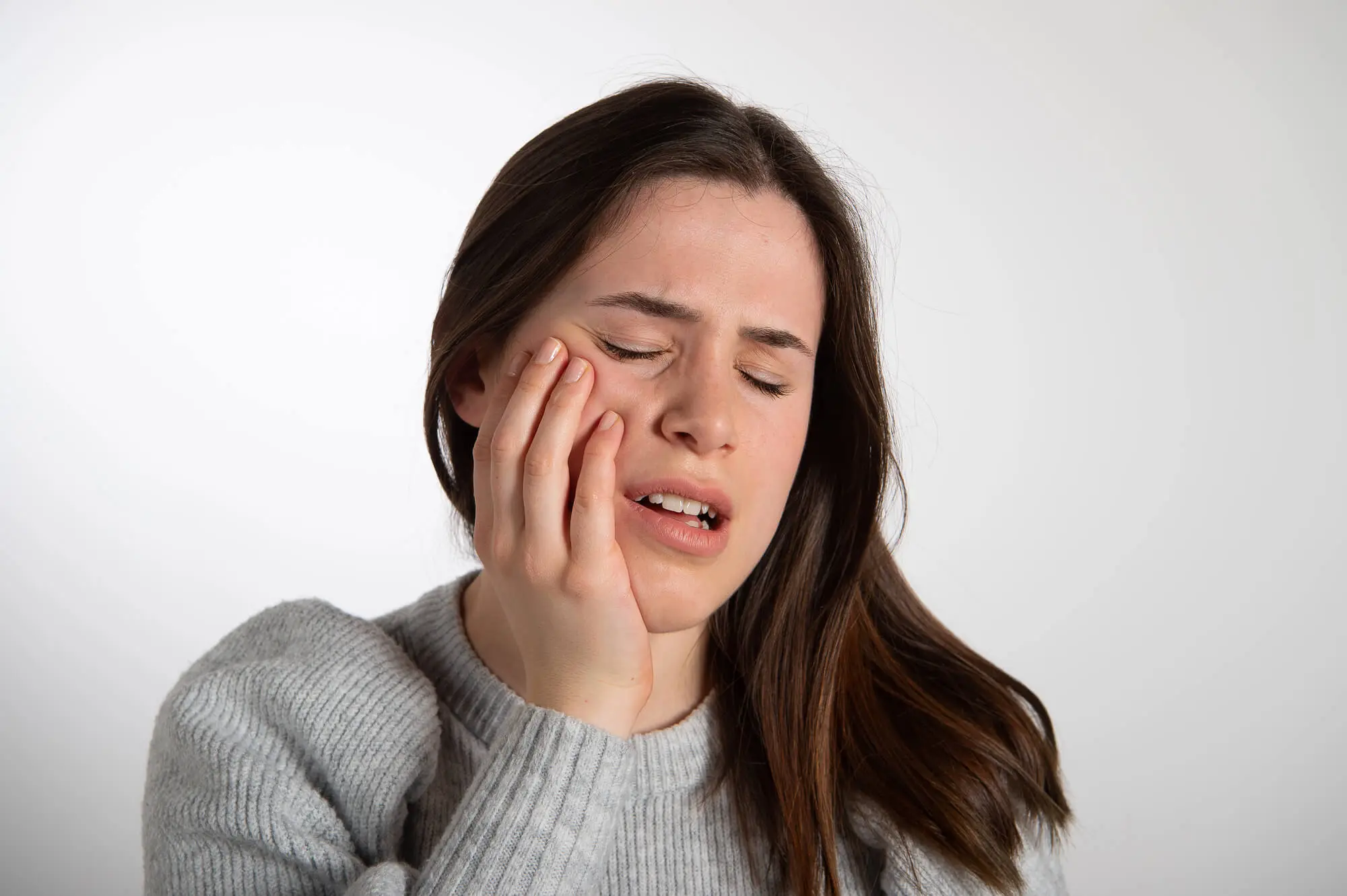 Woman with Pericoronitis Needing a Emergency Dentist in Atlanta IL