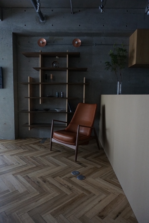 The Seal High Back Chair / Walnut Oil / Brown Leather