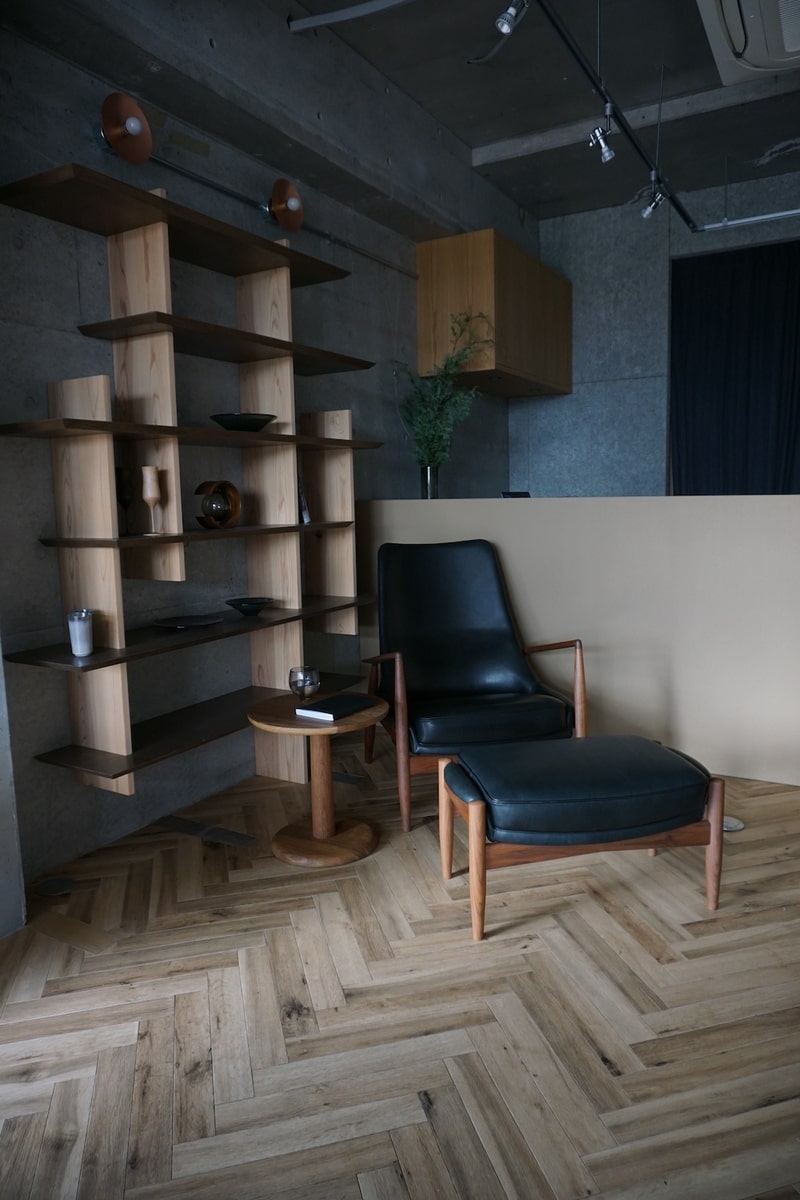 The Seal High Back Chair / Walnut Oil / Black Leather