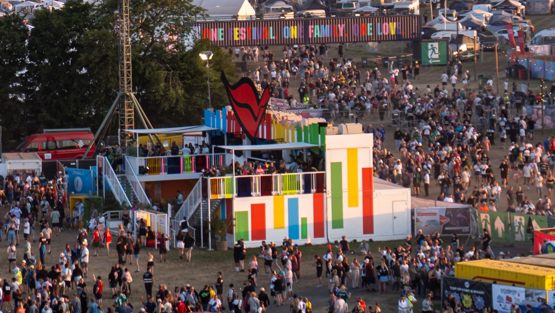 Festival-Container-Eventarchitektur-Porsche-Eventcontainer