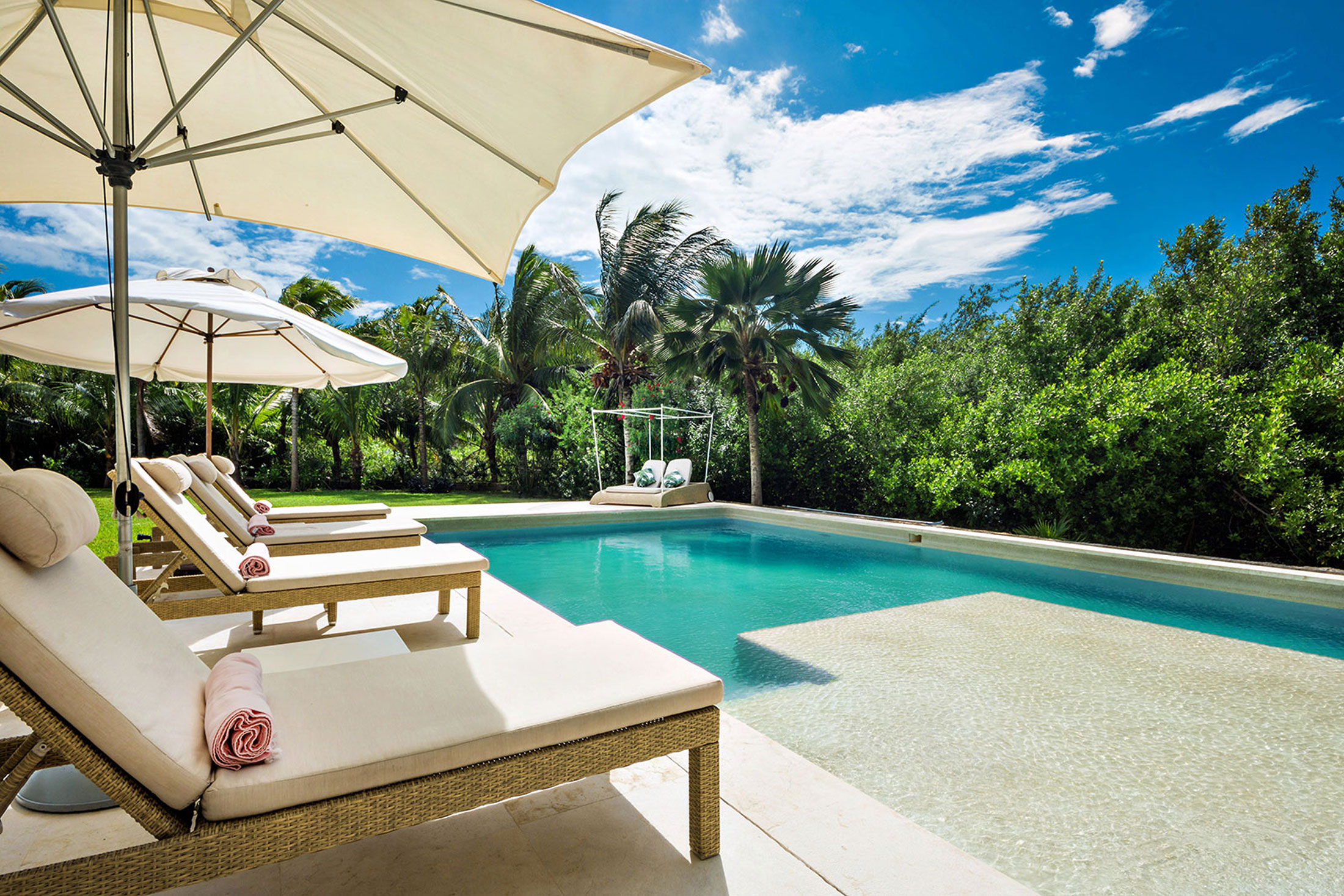 Piscine avec transats et piscine