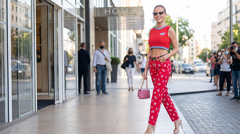 Ester Exposito con look casual y divertido