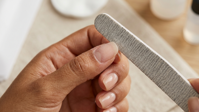 Limar la superficie para remover uñas acrílicas correctamente