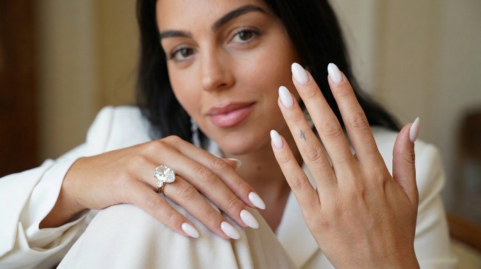 Milky nails Georgina Rodriguez