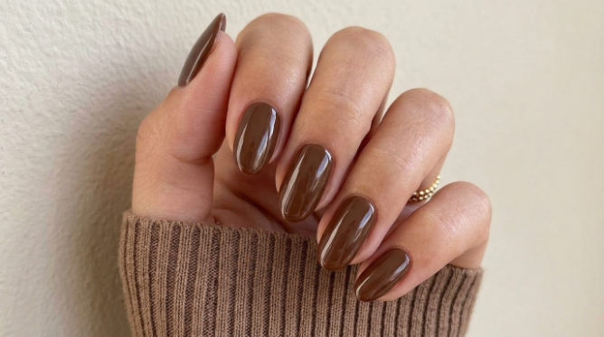 Uñas tendencia chocolate brown