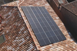 Technicien C2E Habitat installant des panneaux solaires