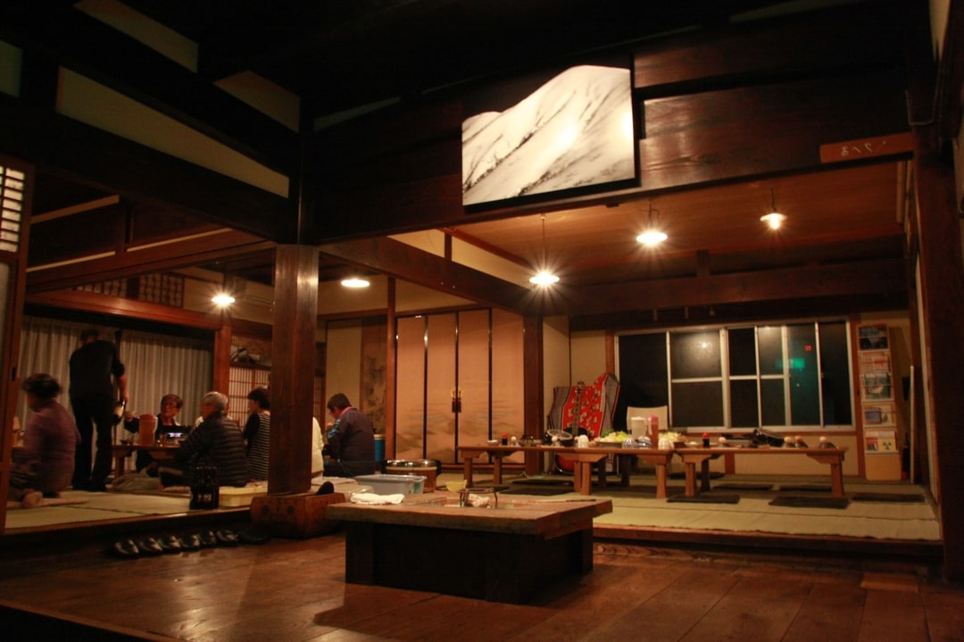 夜のひふみ館の共用スペース