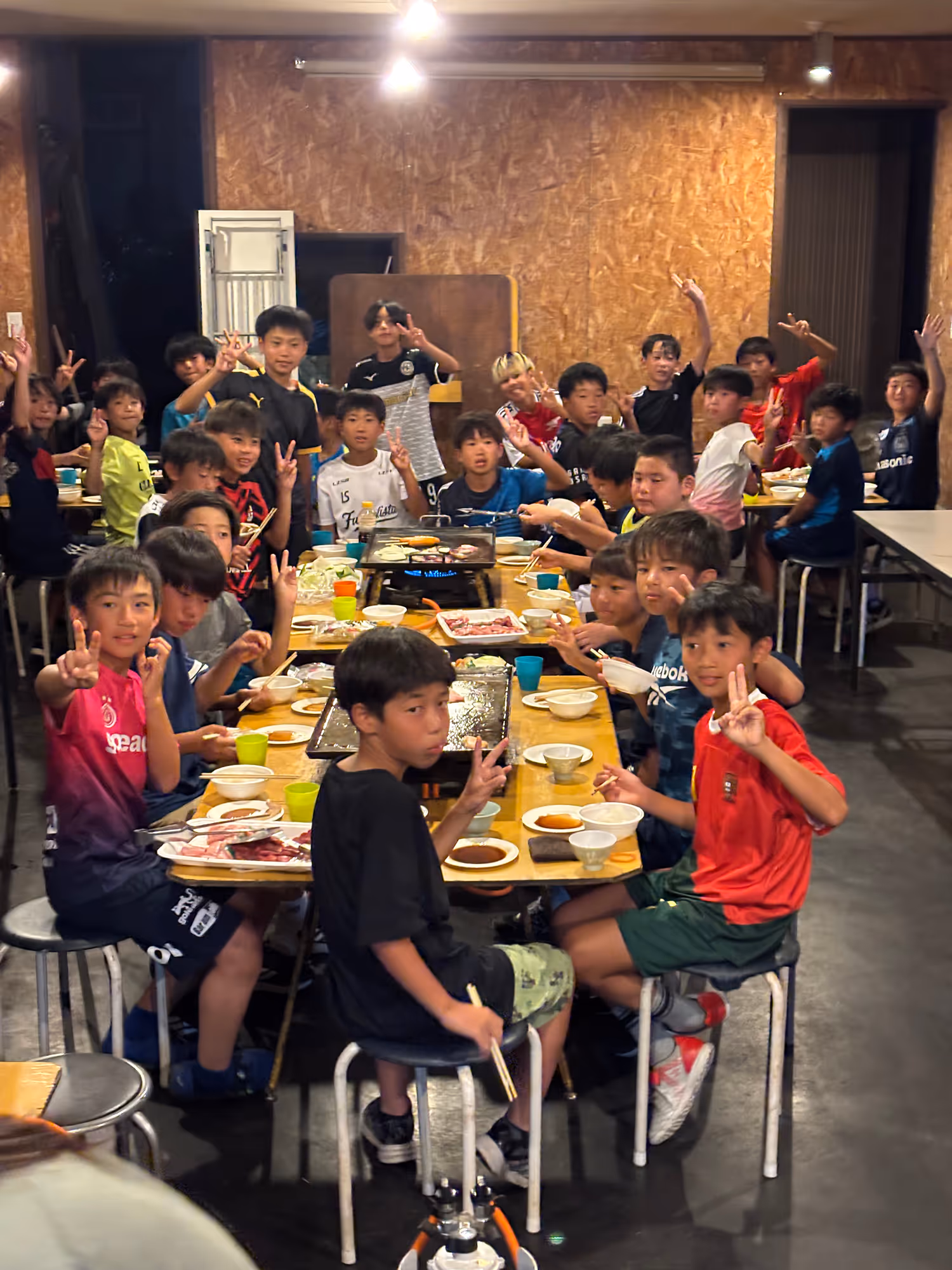 夜のショット、人々はテーブルの周りに集まって食べたり笑ったりしました