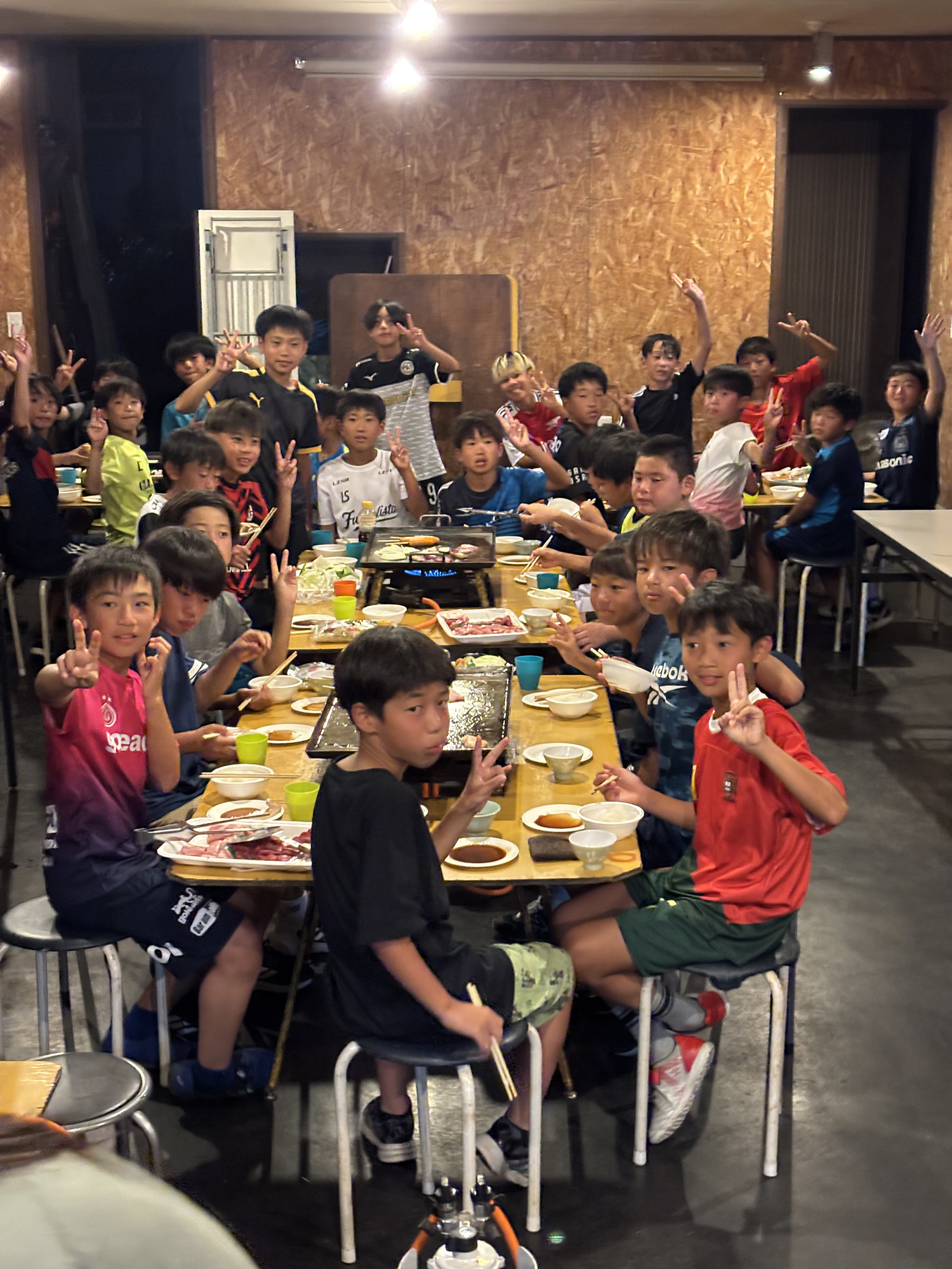  夜のショット、人々はテーブルの周りに集まって食べたり笑ったりしました