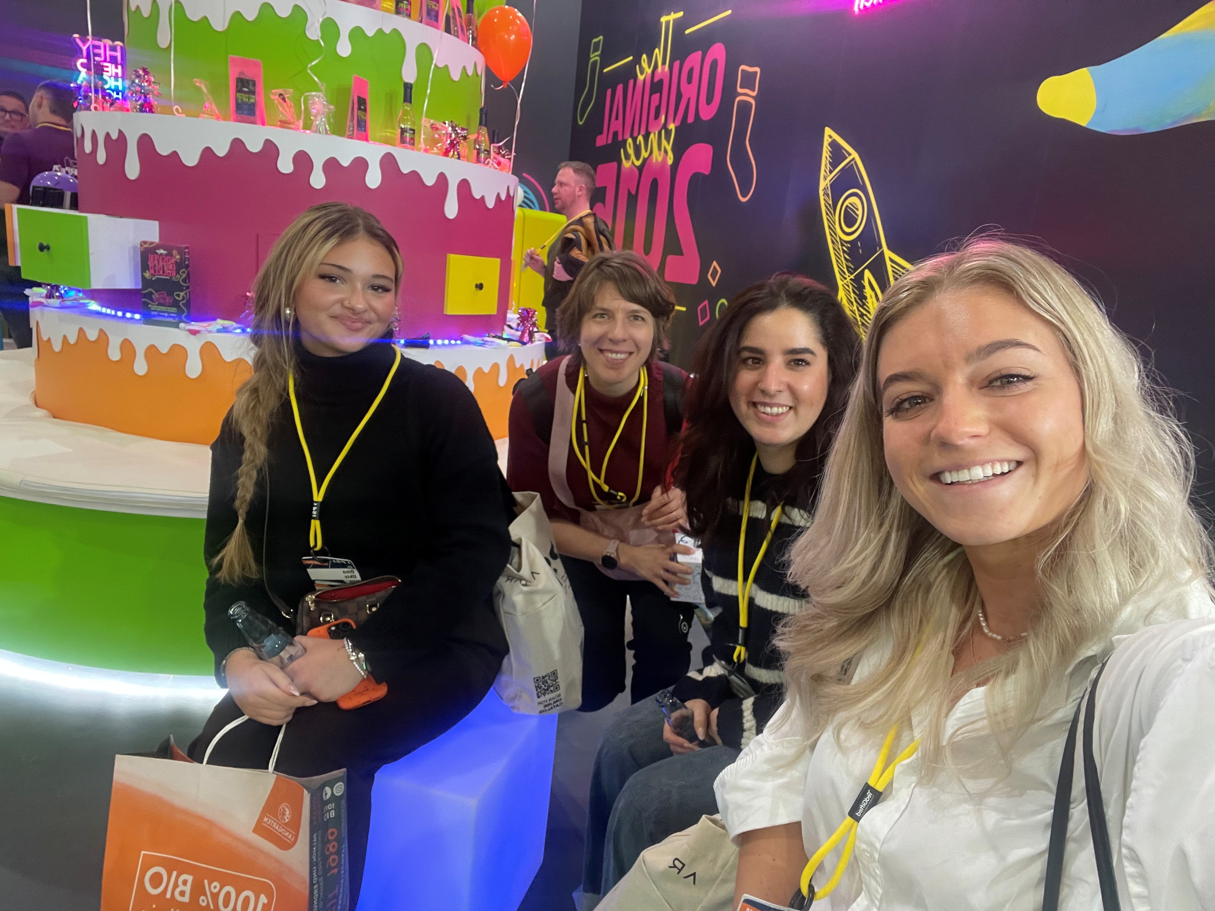 Team von Kaiser Promotion auf der PSI Messe Düsseldorf 2026, lachende Gesichter