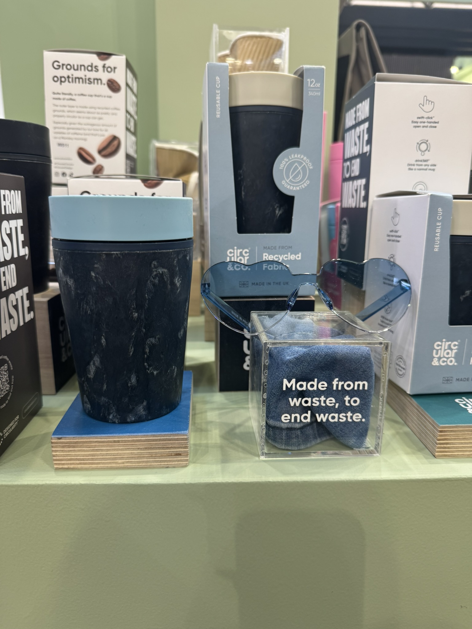 Nachhaltiger Kaffeebecher aus recycelten Jeansfasern als Werbeartikel mit Alltagsnutzen